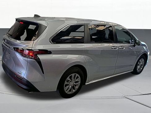 Used 2021 Toyota Sienna LE AWD/4WD image 5