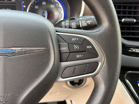 Used 2017 Chrysler Pacifica LX w/ Tire & Wheel Group FWD image 23