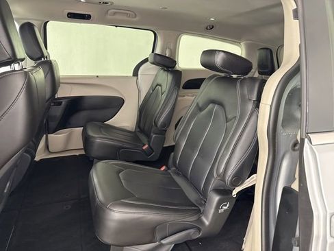 Used 2023 Chrysler Pacifica Touring-L image 26