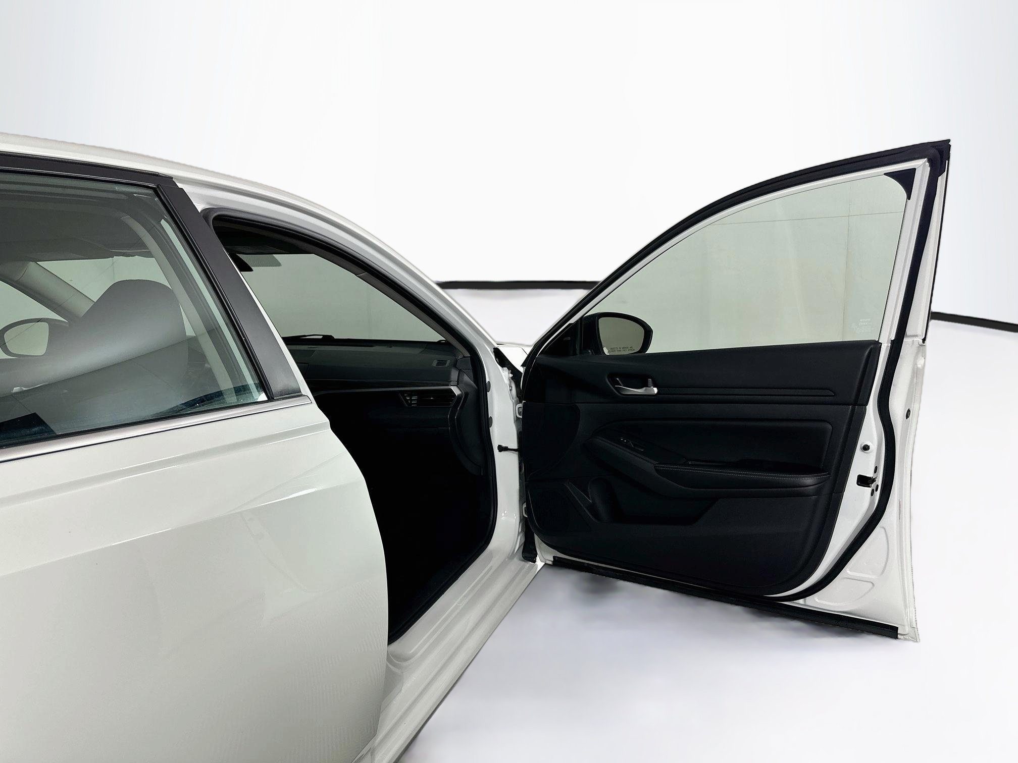 Used 2025 Nissan Altima 2.5 SV FWD image 30