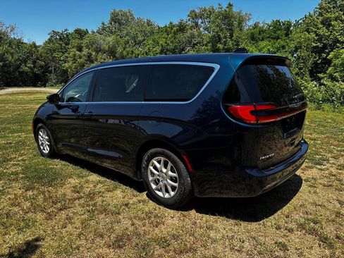 Used 2023 Chrysler Pacifica Touring-L FWD image 9