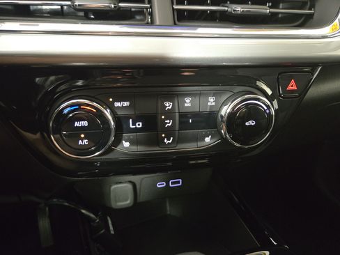 Certified 2025 Chevrolet Trax LT w/ LT Convenience Package FWD image 25