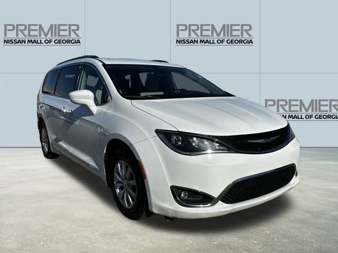 Used 2018 Chrysler Pacifica Touring-L image 3