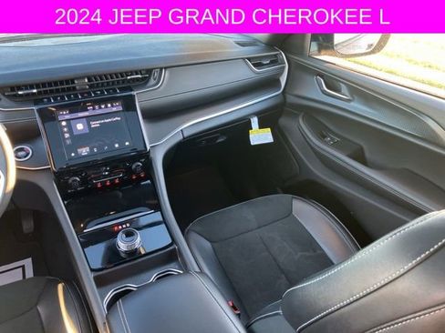 Used 2024 Jeep Grand Cherokee L Altitude image 21