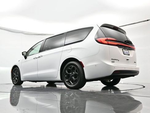 Used 2024 Chrysler Pacifica Select image 44