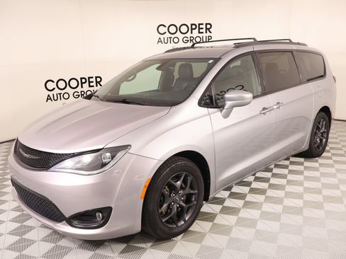 Used 2018 Chrysler Pacifica Touring-L Plus w/ S Appearance Package FWD image 11