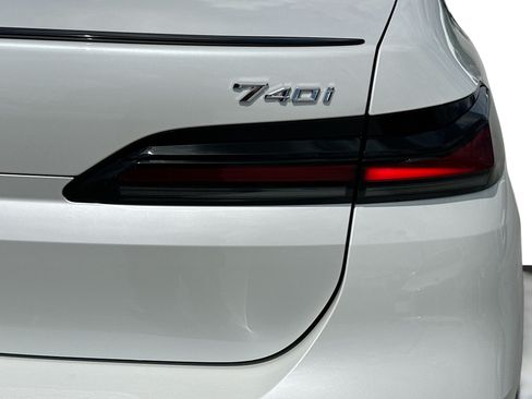 Certified 2025 BMW 740i w/ Premium Package RWD image 33