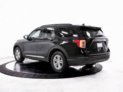 Used 2023 Ford Explorer XLT image 3