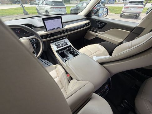 Used 2023 Lincoln Aviator AWD w/ Premium Package image 21