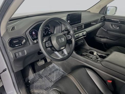 Used 2025 Honda Pilot Touring image 11