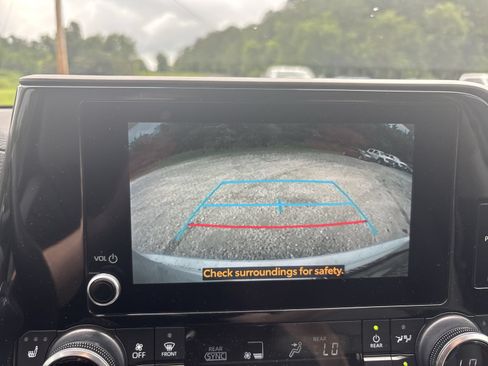 Used 2023 Toyota Highlander XLE FWD image 17