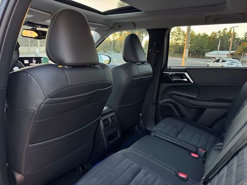 New 2025 Mitsubishi Outlander SE image 17