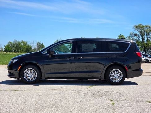 Used 2023 Chrysler Voyager LX FWD image 5