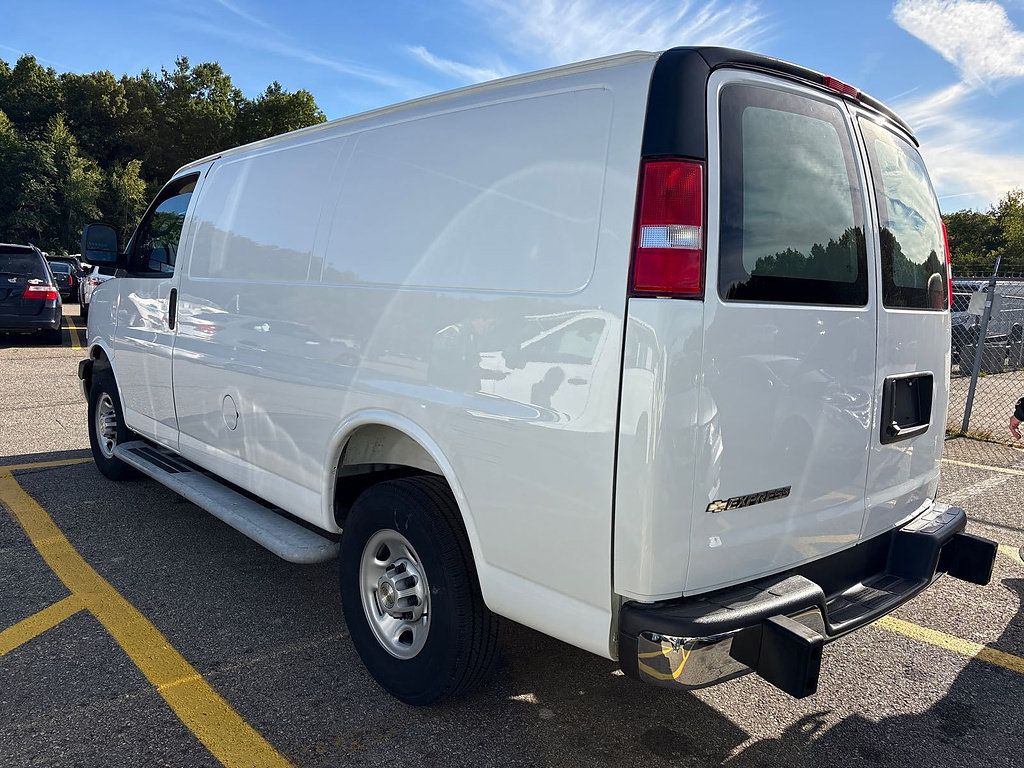 Used 2025 Chevrolet Express 2500 w/ Driver Convenience Package RWD image 4
