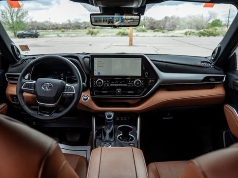 Used 2024 Toyota Highlander Platinum image 14