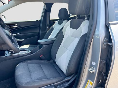 Used 2025 Chevrolet Trax LS w/ LS Convenience Package FWD image 20