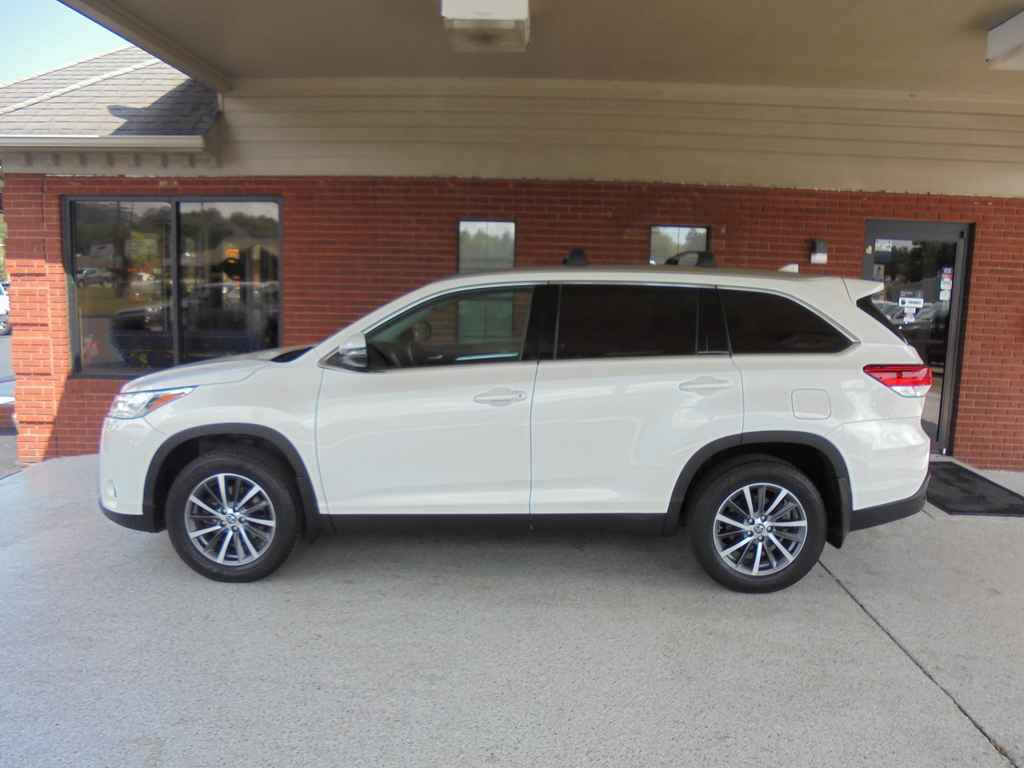 Used 2019 Toyota Highlander XLE AWD/4WD image 1