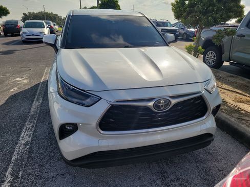 Used 2021 Toyota Highlander L FWD image 2