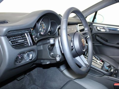 Used 2025 Porsche Macan image 4