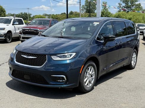 Used 2025 Chrysler Pacifica Select image 9