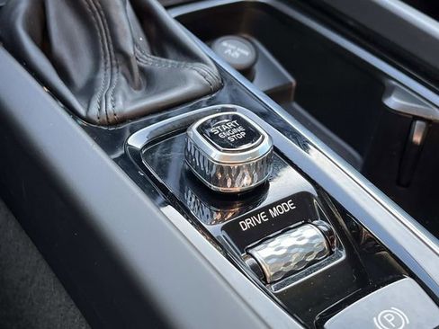 Used 2020 Volvo XC60 T5 Momentum image 34