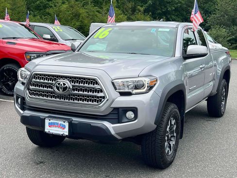 Used 2016 Toyota Tacoma TRD Off-Road w/ Premium & Technology Package AWD/4WD image 2