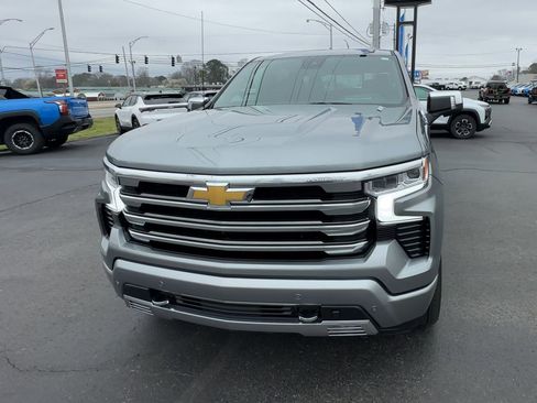 Used 2025 Chevrolet Silverado 1500 High Country AWD/4WD image 3