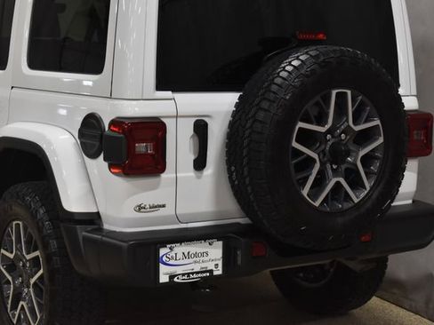 Used 2024 Jeep Wrangler Unlimited Sahara w/ Technology Group AWD/4WD image 9