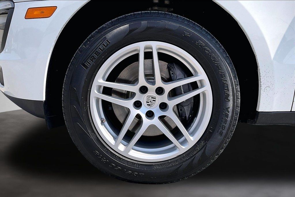 Used 2018 Porsche Macan AWD/4WD image 31