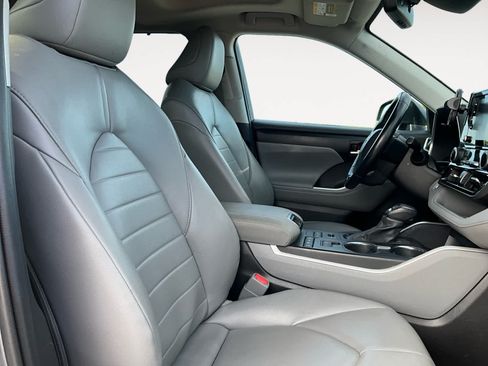 Used 2020 Toyota Highlander XLE AWD/4WD image 15