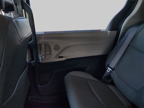 Used 2022 Toyota Sienna XLE image 28