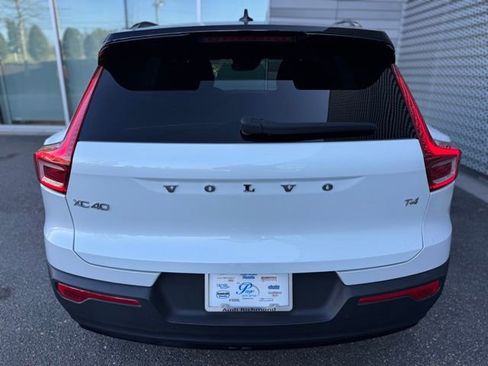 Used 2022 Volvo XC40 T4 R-Design w/ Advanced Package image 4