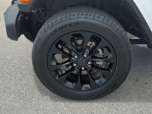 Used 2025 Jeep Wrangler Unlimited Sahara w/ Safety Group image 12