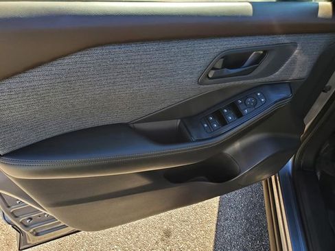 Used 2022 Nissan Rogue S image 14