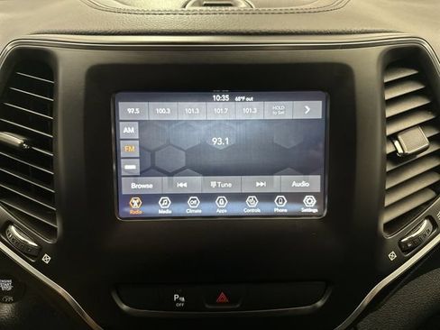 Used 2019 Jeep Cherokee Latitude Plus AWD/4WD image 16