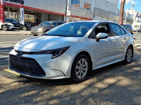 Used 2026 Toyota Corolla LE FWD image 3
