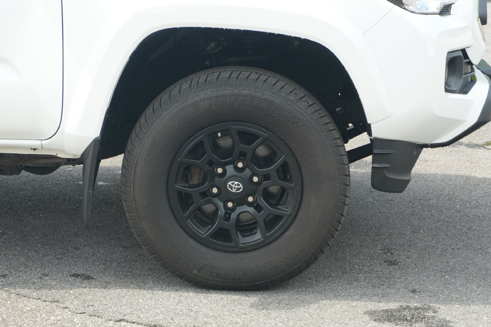 Used 2021 Toyota Tacoma SR5 AWD/4WD image 14