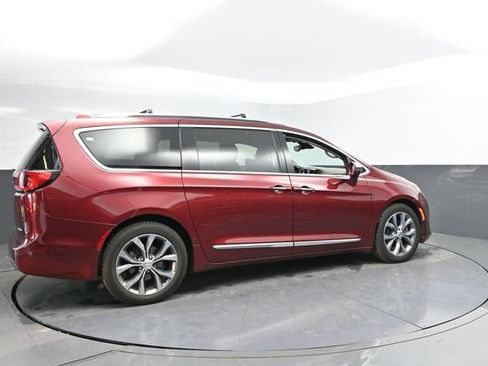 Used 2017 Chrysler Pacifica Limited FWD image 2