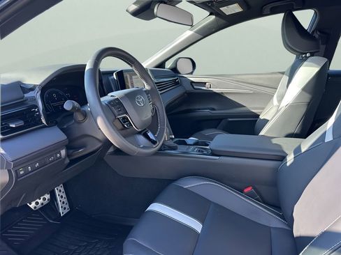 Used 2025 Toyota Camry SE image 9