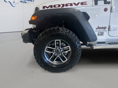 Used 2025 Jeep Gladiator Mojave w/ Convenience Group AWD/4WD image 9