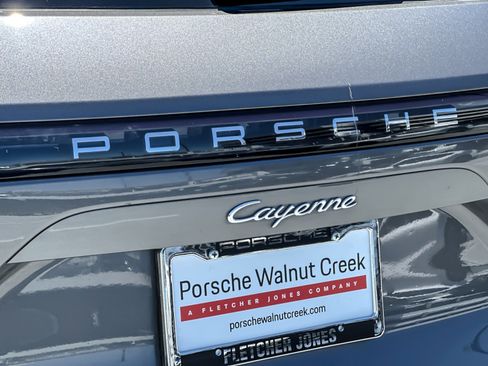 Used 2023 Porsche Cayenne AWD/4WD image 27