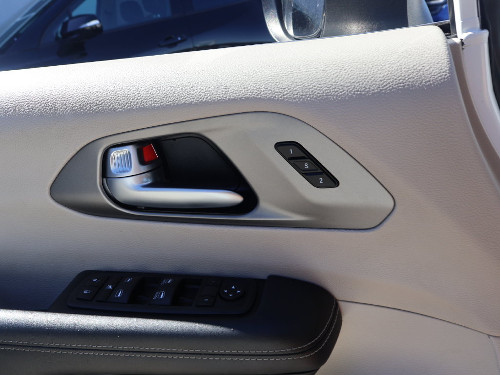 Used 2023 Chrysler Pacifica Touring-L FWD image 41