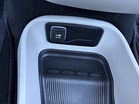 Used 2024 Chrysler Pacifica Touring-L image 40