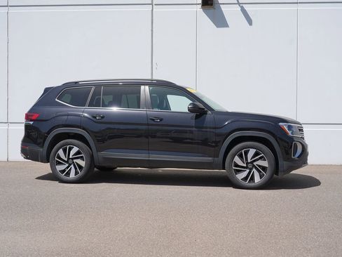 Used 2025 Volkswagen Atlas SE AWD/4WD image 2