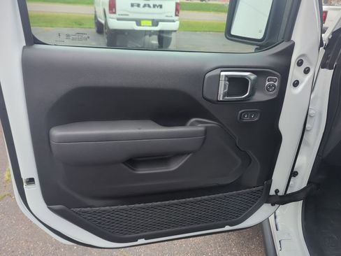 New 2025 Jeep Gladiator Mojave w/ Convenience Group image 35