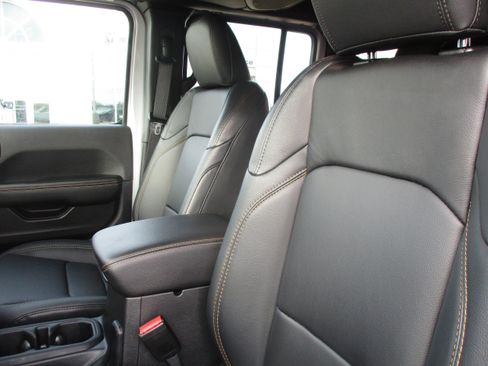 Used 2024 Jeep Wrangler Unlimited Sahara AWD/4WD image 35