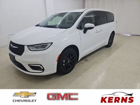 Used 2023 Chrysler Pacifica Touring-L FWD image 1