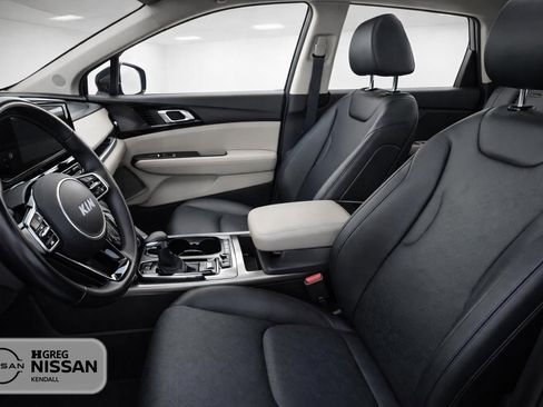 Used 2022 Kia Carnival EX FWD image 7