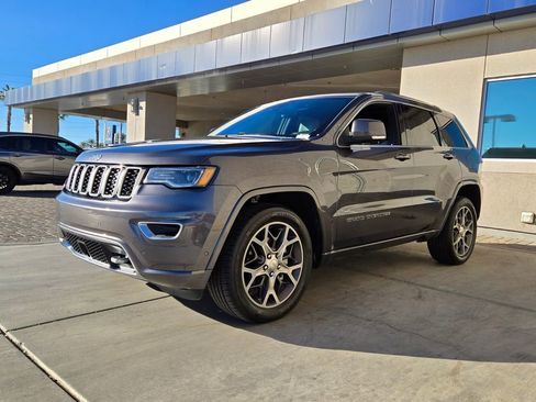 Used 2018 Jeep Grand Cherokee Limited image 2