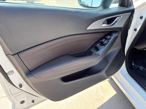 Used 2018 MAZDA MAZDA3 Touring FWD image 27